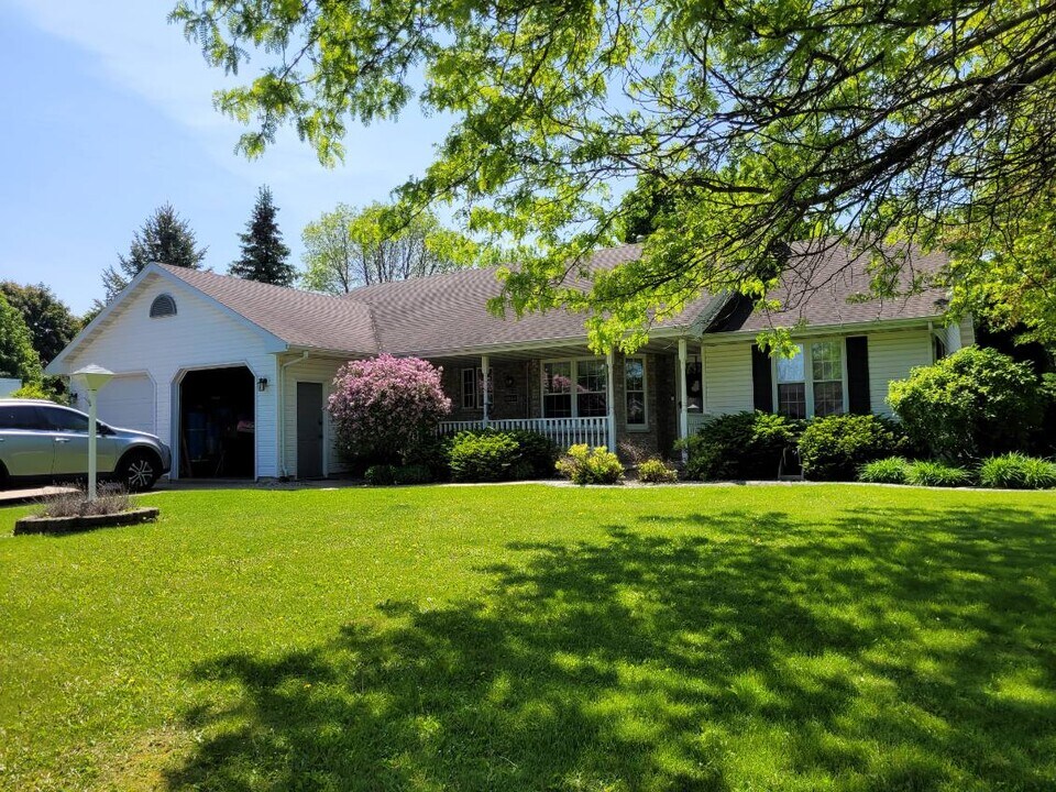 W5851 Hearthstone Dr in Appleton, WI - Foto de edificio
