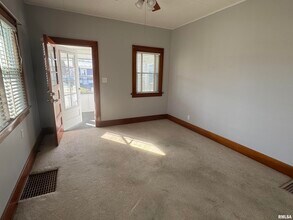 2246 Bellevue Ave in Bettendorf, IA - Foto de edificio - Building Photo