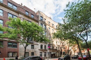 9 E 97th St in New York, NY - Building Photo