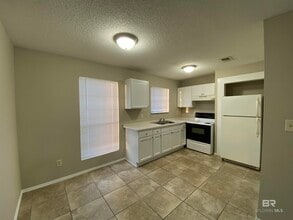 6394 Schoel Ln in Gulf Shores, AL - Foto de edificio - Building Photo