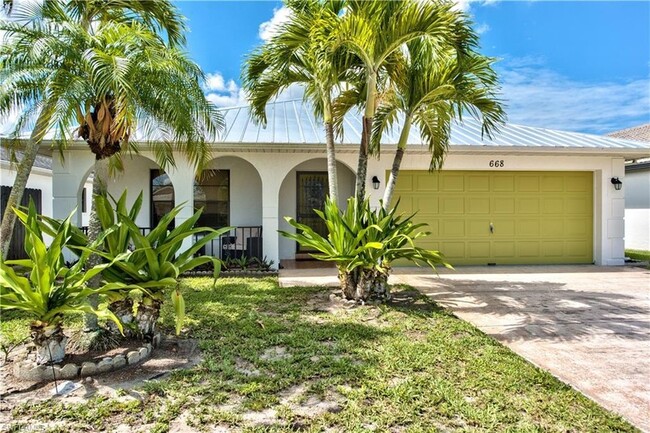 668 107th Ave N, Unit Private Bedroom in Naples, FL - Building Photo - Building Photo