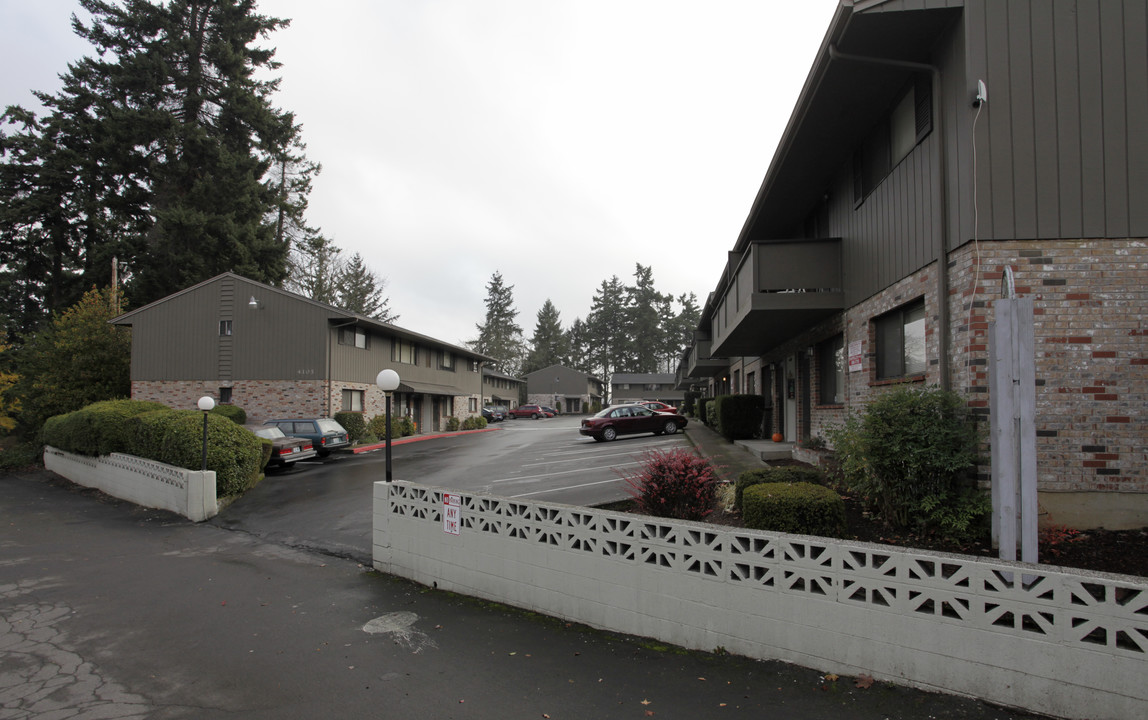 Covington Court Apartments in Vancouver, WA - Building Photo