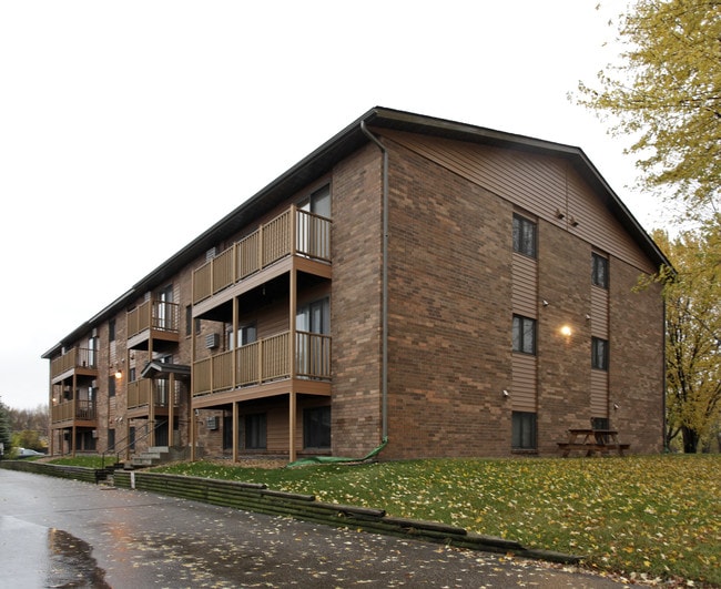 Washington Place Apartments in St. Cloud, MN - Building Photo - Building Photo