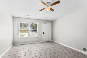 176 Timber Creek Ln SW in Marietta, GA - Foto de edificio - Building Photo