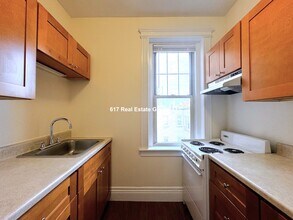 31 Park Dr, Unit 18 in Boston, MA - Foto de edificio - Building Photo