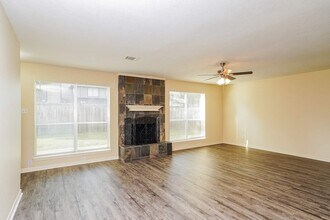 6902 Fawn River Dr in Spring, TX - Foto de edificio - Building Photo