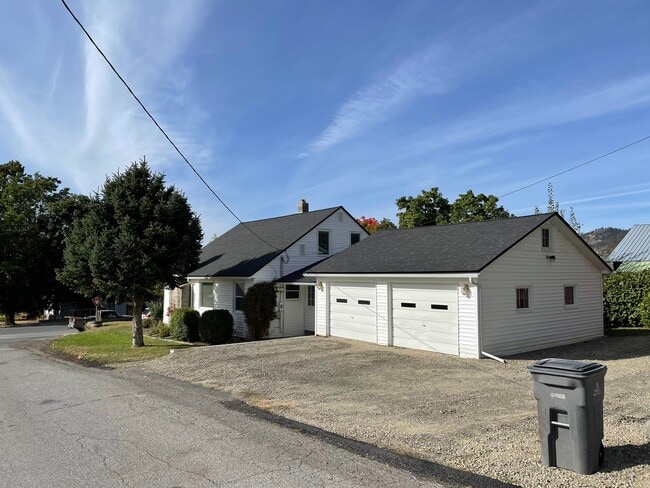 595 S Hofstetter St in Colville, WA - Building Photo - Building Photo
