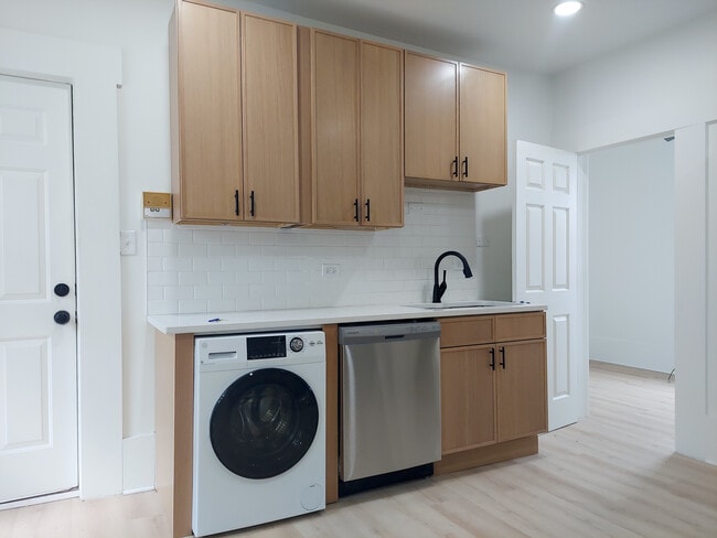 2301 N Leavitt St, Unit 2RR