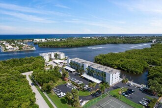 689 NE 6th Ct in Boynton Beach, FL - Foto de edificio - Building Photo