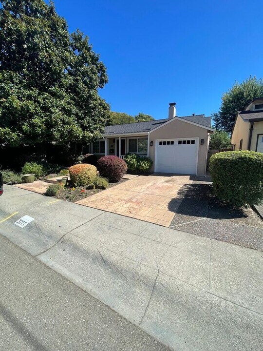 3277 Barlow Dr in Castro Valley, CA - Building Photo