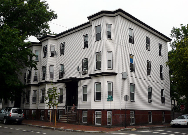 223-225 Broadway in Cambridge, MA - Foto de edificio - Building Photo