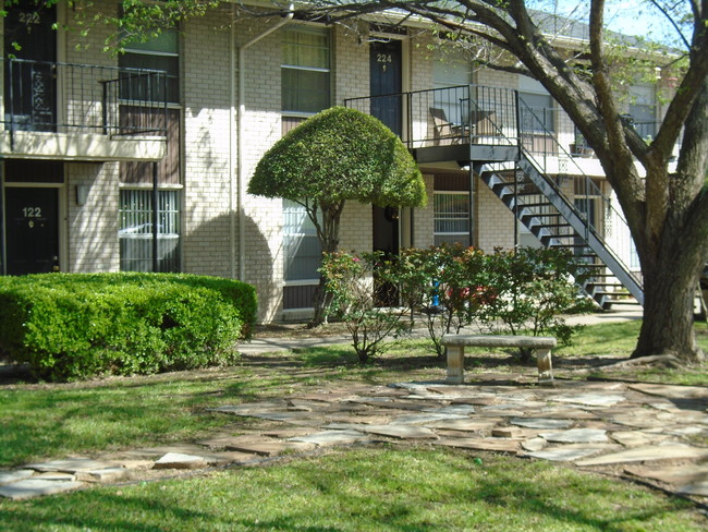 Westover Trails- a Warner Alan Property in Fort Worth, TX - Building Photo - Building Photo