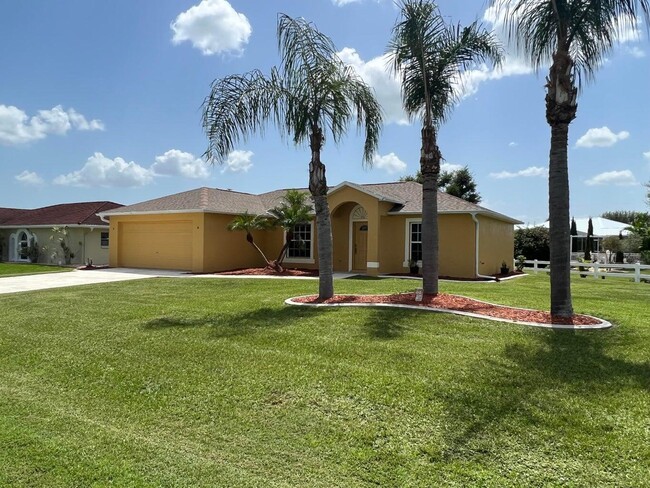 295 Pessoa St in Punta Gorda, FL - Foto de edificio - Building Photo