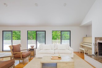 404 Water Mill Towd Rd in Southampton, NY - Foto de edificio - Building Photo