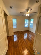225 Scott St in San Marcos, TX - Foto de edificio - Building Photo