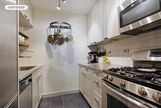 77 E 12th St in New York, NY - Building Photo - Building Photo