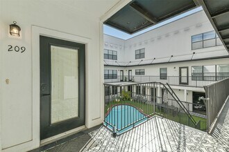 17 Waugh Dr in Houston, TX - Building Photo - Building Photo