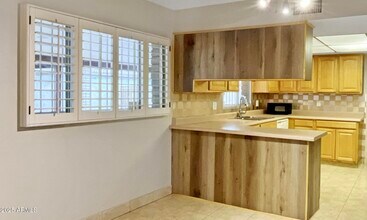 5802 W Frier Dr in Glendale, AZ - Building Photo - Building Photo