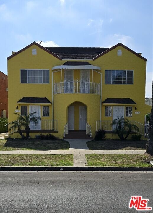 2621 Wellington Rd in Los Angeles, CA - Building Photo
