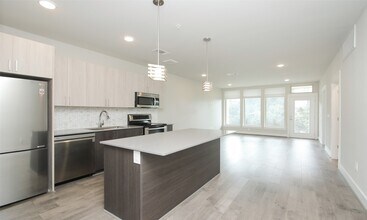 4819 Caroline St in Houston, TX - Foto de edificio - Building Photo