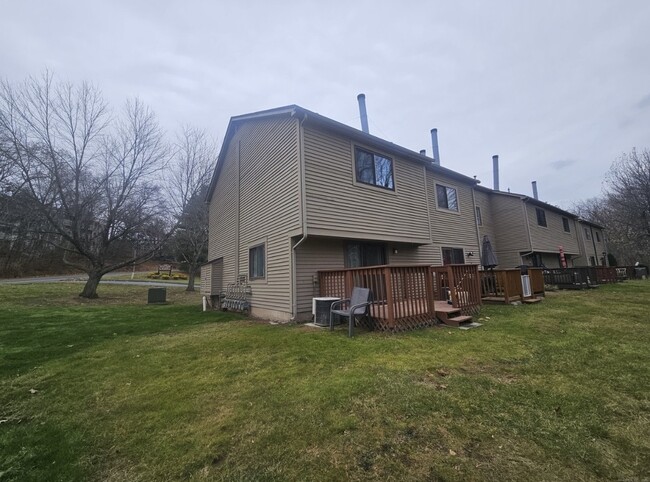 135 Village Square Dr in New Britain, CT - Building Photo - Building Photo