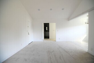 258 Streamwood in Irvine, CA - Building Photo - Building Photo