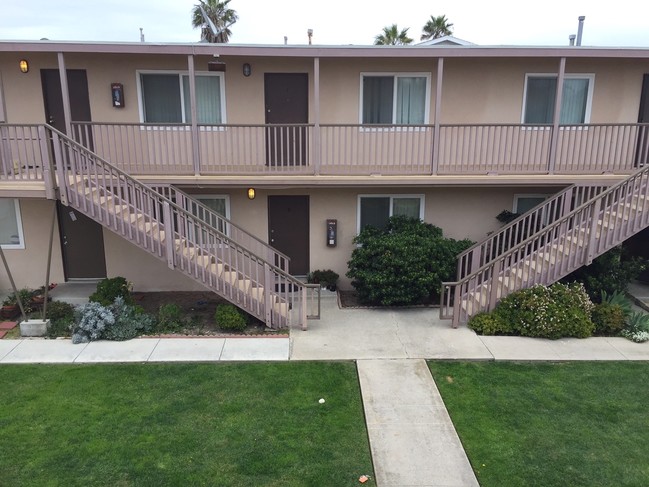 4911 Nautilus St in Oxnard, CA - Foto de edificio - Building Photo