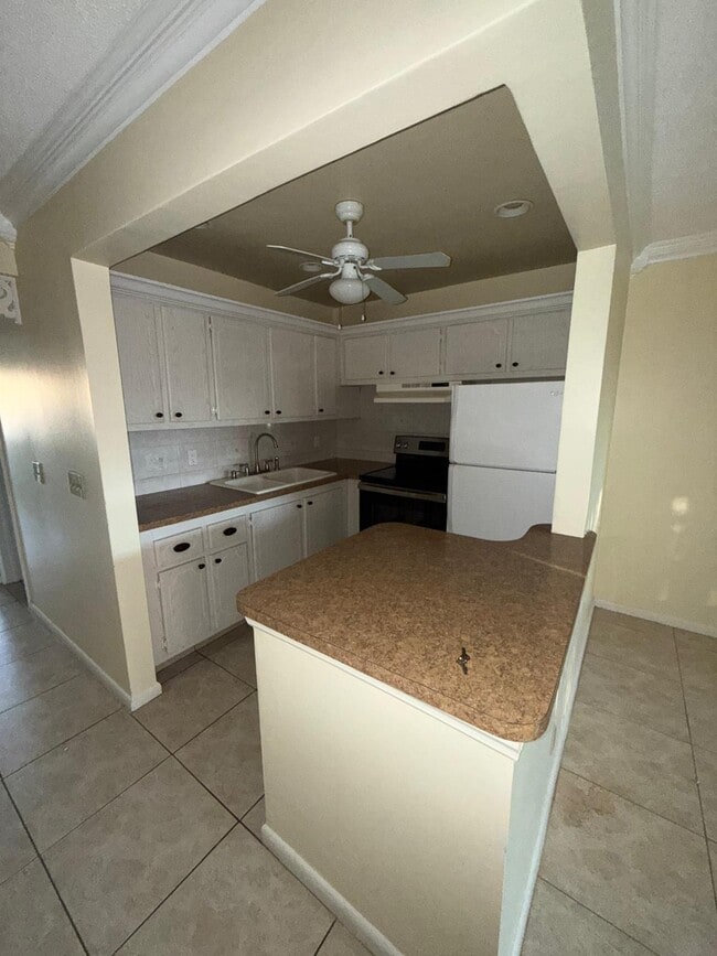 42 Canterbury E in West Palm Beach, FL - Building Photo - Building Photo