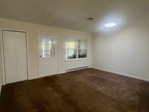 195 Newcastle Ct in Ridge, NY - Building Photo - Building Photo
