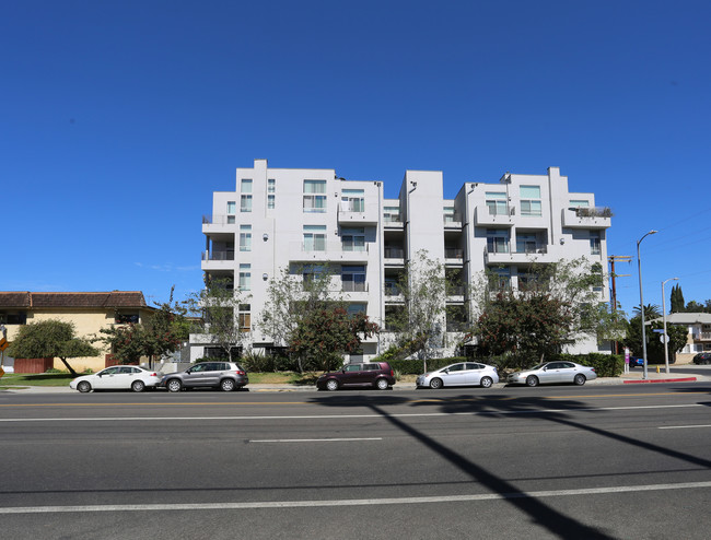 5605 Gentry Ave in Valley Village, CA - Foto de edificio - Building Photo