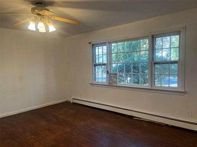 42 Peeker Ave in Mastic Beach, NY - Building Photo - Building Photo