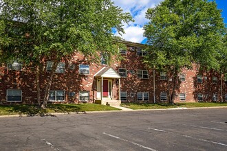 Newport Village Apartments in Levittown, PA - Foto de edificio - Building Photo