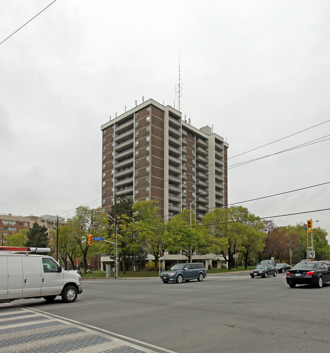 Avenue Place in Toronto, ON - Building Photo