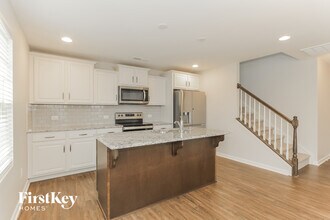 10226 Holly Park Dr in Charlotte, NC - Foto de edificio - Building Photo