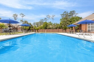 The Retreat at Pineview in Valdosta, GA - Foto de edificio - Building Photo