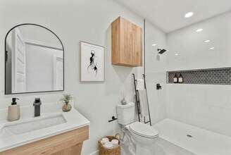 200 S Cynthia St in McAllen, TX - Building Photo - Building Photo