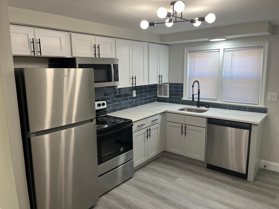 332 Park Ave, Unit 332 B in East Hartford, CT - Building Photo