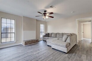 203 W Trinity St in Forney, TX - Building Photo