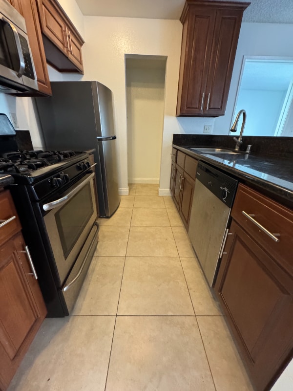 10911 Rochester Ave in Los Angeles, CA - Building Photo - Building Photo