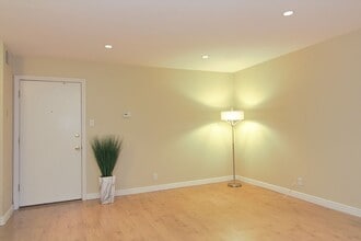 400 N Acacia Ave in Fullerton, CA - Building Photo - Building Photo