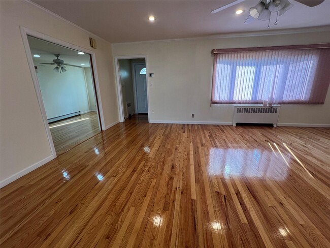 99 East St in New Hyde Park, NY - Building Photo - Building Photo