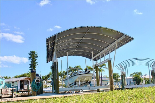 2744 Sanderling Ct in Saint James City, FL - Building Photo - Building Photo