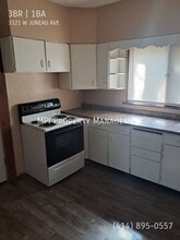 3321 W Juneau Ave in Milwaukee, WI - Building Photo - Building Photo