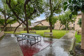 Figueroa Gardens in Los Angeles, CA - Building Photo - Building Photo