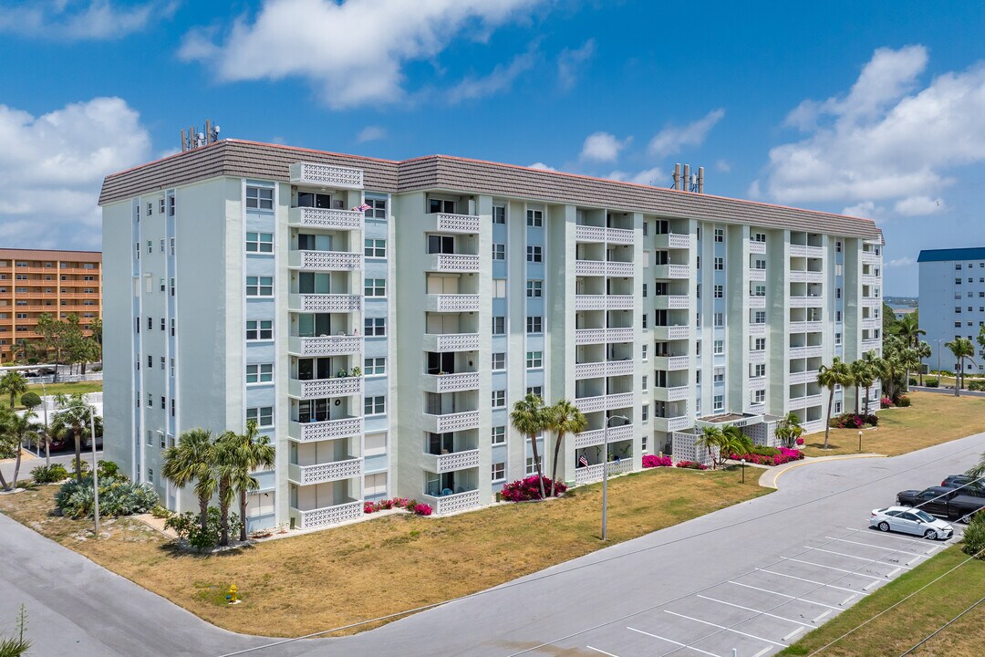 Royal Stewart Arms in Dunedin, FL - Building Photo