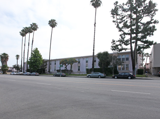 Woodman Park Apartments in Sherman Oaks, CA - Foto de edificio - Building Photo