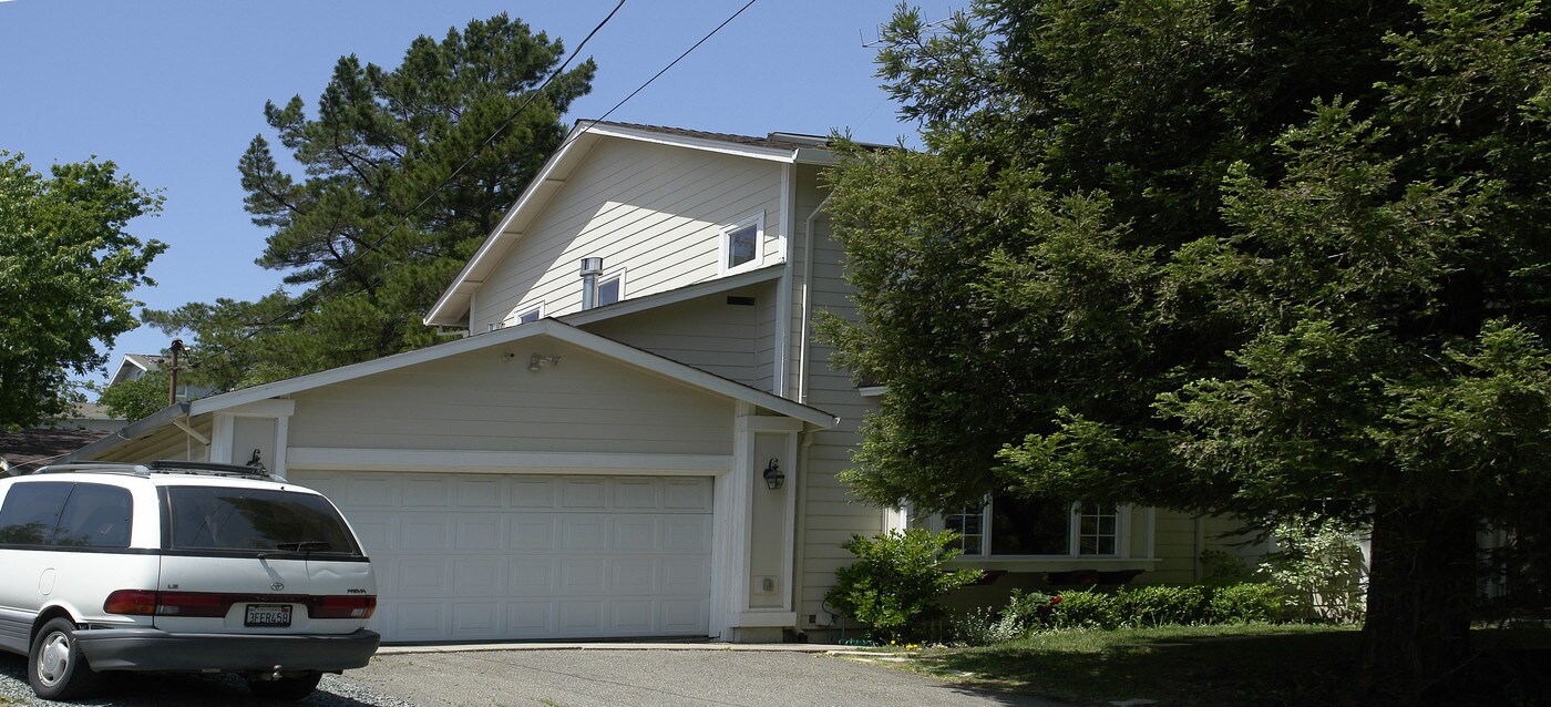 2421 Warren Ln in Walnut Creek, CA - Foto de edificio