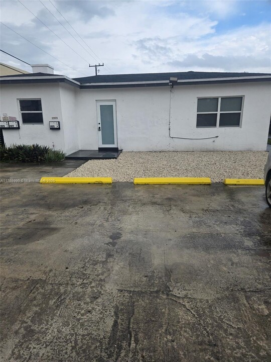 1975 NW 24th Ct in Miami, FL - Building Photo