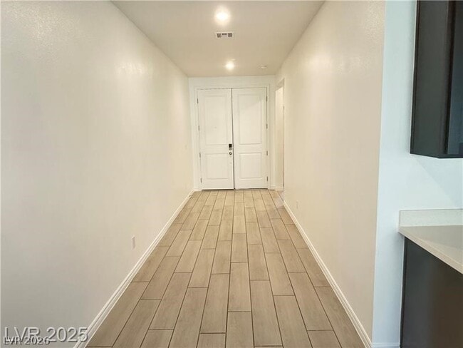 9565 Camelback Crk Dr in Las Vegas, NV - Building Photo - Building Photo