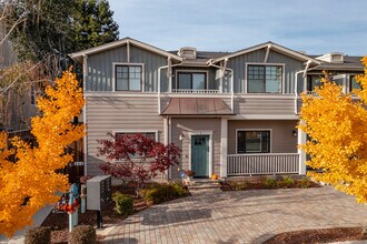 904 Bayswater Ave in Burlingame, CA - Building Photo - Building Photo